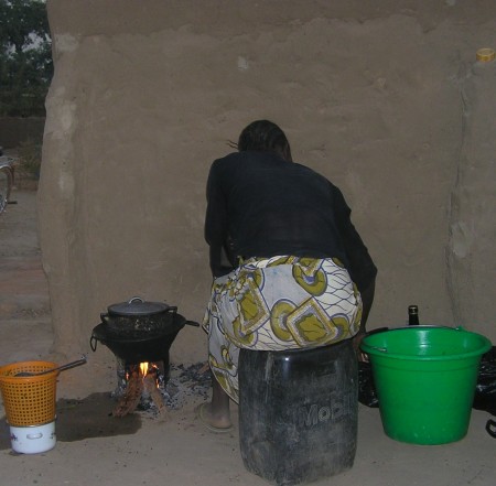 FEMME EN CUISINE.jpg