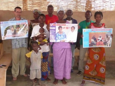 Préparation à la journée de prévention du SIDA.JPG
