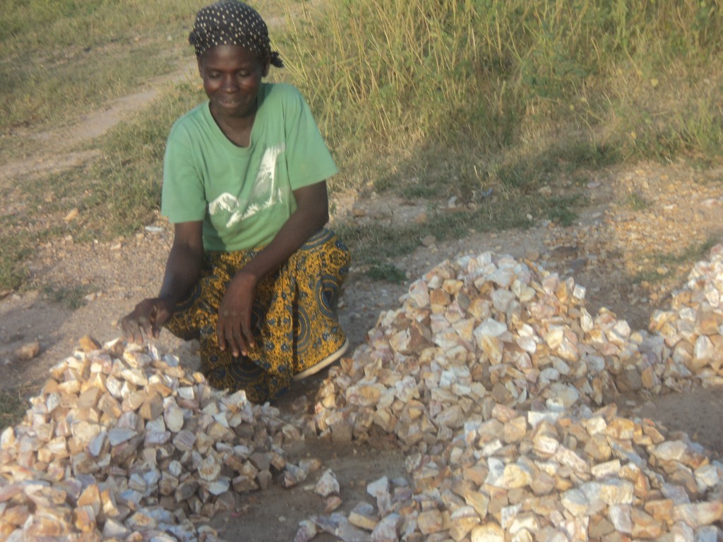 Ilboudo Madeleine extraction, concassage, vente de pierres