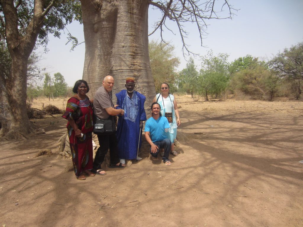 De passage au Burkina Mr Jean Marc, Anne Marie et Govinda avec le Sogodin Naaba sous le grand Baobab.